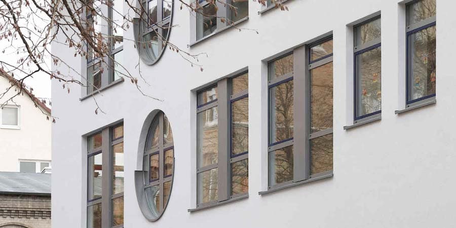 Нестандартные пластиковые окна для жилых домов и общественных зданий