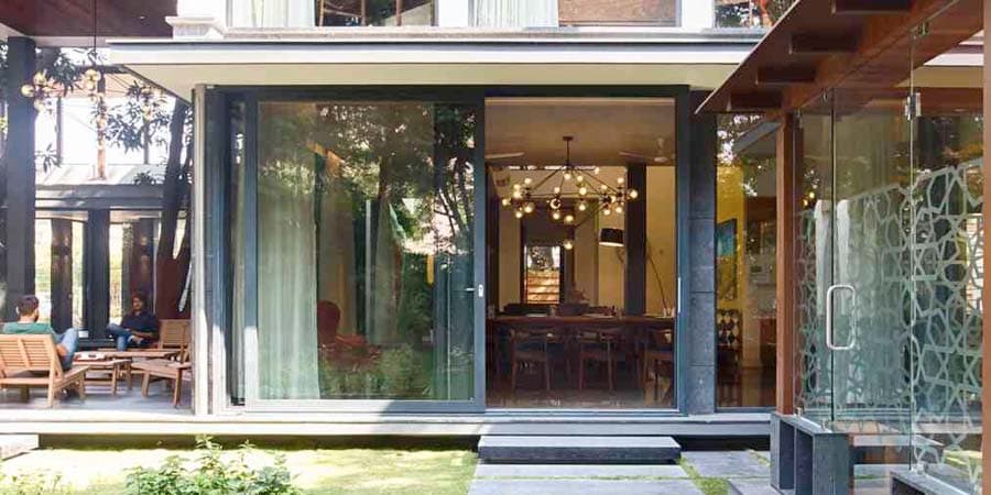 Алюминиевые портальные двери для коттеджей и загородных домов